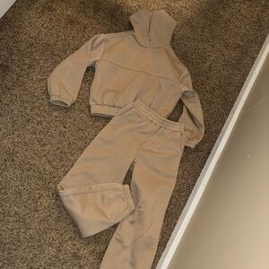 UUE Beige Sweatshirt & Joggers Set